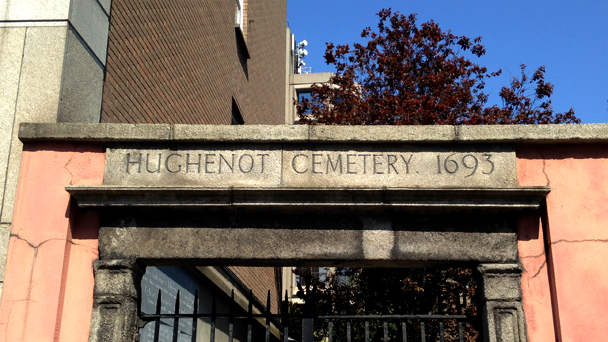 Conhecendo a Irlanda: Hughenot Cemetery